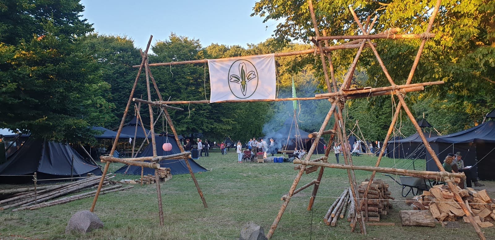 Pfadfinderlager mit Zelten und Gemeinschaft